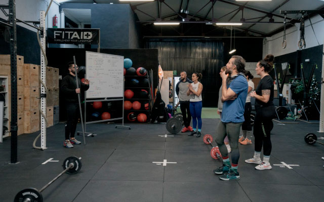 Coach Alberto explicando wod